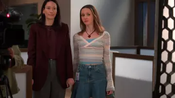 Pull Rosario Pointelle bleu kimchi porté par Georgia (Iris Apatow) comme on le voit dans Instable (S02E06)