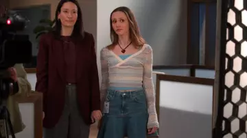 Free People Alara Midi Jupe portée par Georgia (Iris Apatow) comme on le voit dans Unstable (S02E06)