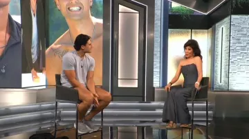 Espadrilles compensées Saint Laurent Cassandra portées par Julie Chen vues dans Big Brother (S25E05)