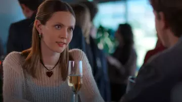 Urban Outfitters Glass Heart Collier ras de cou porté par Georgia (Iris Apatow) comme on le voit dans Unstable (S02E08)