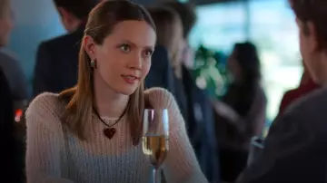 Brandy Melville Colette Pull porté par Georgia (Iris Apatow) comme on le voit dans Unstable (S02E08)