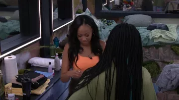 Collar Louis Vuitton Essential V usado por Chelsie como se ve en Gran Hermano (S26E06)