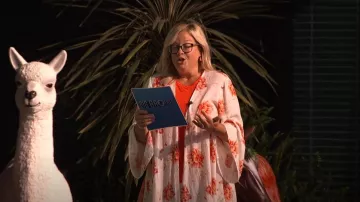 Kimono en mousseline de soie à fleurs Torrid ivoire et orange porté par Angela comme on le voit dans Big Brother (S25E06)