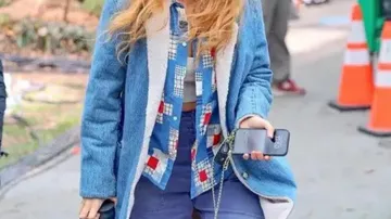Film Ça se termine avec nous Wadrobe : Blake Lively porte un long manteau en peau de mouton en denim bleu pour jouer Lily Bloom