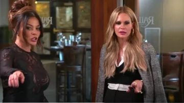 Staud Garret Mix Media Camiseta corta sin mangas alta-baja usada por Jackie Goldschneider como se ve en The Real Housewives of New Jersey (T14E13)