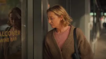 Camiseta Madewell Whisper de algodón con cuello redondo acanalado para mujer usada por Birdie Bell (Asher Keddie) como se ve en Fake (S01E01)