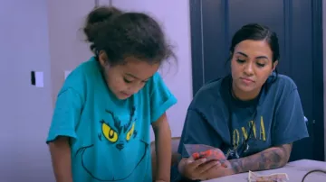 T-shirt graphique Forever 21 Montana Wilderness porté par Briana DeJesus comme on le voit dans Teen Mom : The Next Chapter (S02E07)