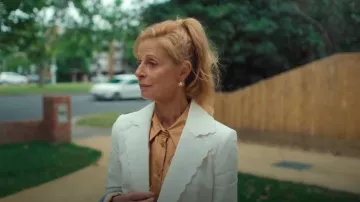Le Suit Off White Cream Ivory Dressy Suit Vestido de cóctel usado por Margeaux (Heather Mitchell) como se ve en Fake (S01E03)