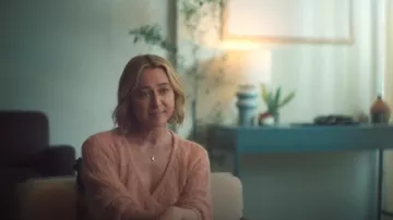 Suéter cruzado de ballet de Asos Design en punto de punta mixto en rosa usado por Birdie Bell (Asher Keddie) como se ve en Fake (S01E03)