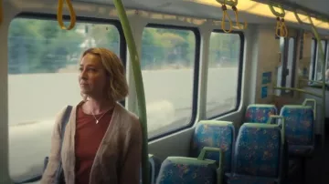 Camiseta Madewell Dusty Redwood Short Sleeve Whisper Cotton Rib-Crewneck usada por Birdie Bell (Asher Keddie) como se ve en Fake (S01E05)