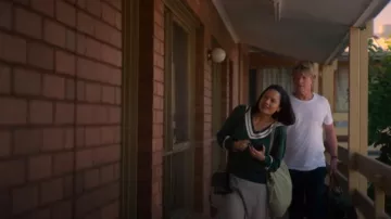 Le tricot Bonita à l’envers porté par Kirsty (Ming-Zhu Hii) comme on le voit dans Fake (S01E06)