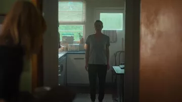 Rag & Bone The Vee Slub T-Shirt en Coton porté par Birdie Bell (Asher Keddie) comme on le voit dans Fake (S01E08)