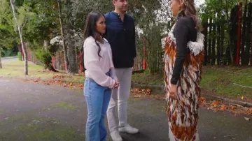 Edikted Marcie Oversize Cropped Sweater en Light Pink porté par Jenn Tran comme on le voit dans The Bachelorette (S21E04)