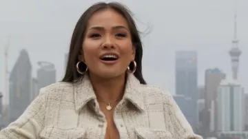 Lisa Nik Jewelry 18K Golden Dreams Hoop Earrings portées par Jenn Tran comme on le voit dans The Bachelorette (S21E04)