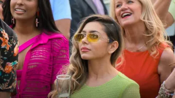 Versace 0VE2257 1002C9 Or/ Jaune Rectangulaire porté par Jade Shenker comme on le voit dans Owning Manhattan (S01E05)