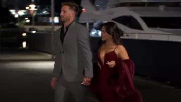 Sofia Cashmere Cervinia Fur Trimmed Cashmere Cape Classic Length en Plum usado por Jenn Tran como se ve en The Bachelorette (T21E04)