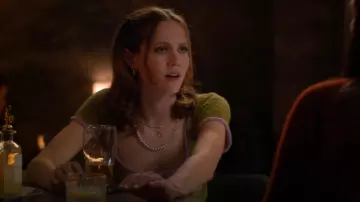 Urban Outfitters Gabriella Fly-Away Knit Top porté par Georgia (Iris Apatow) comme on le voit dans Unstable (S02E08)