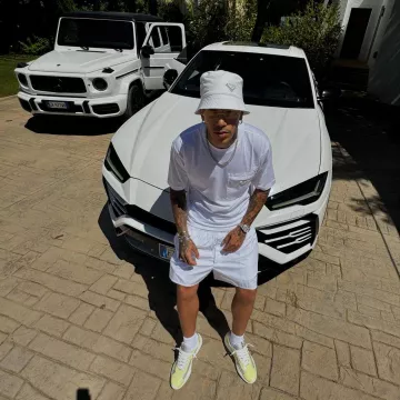 En su cuenta de Instagram, Sfera Ebbasta lleva unas zapatillas Prada Patent Light Yellow & Silver Americas Cup @sferaebbasta
