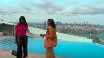 Sac à bandoulière noir Versace 'Virtus' porté par Lu Shawn comme on le voit dans Owning Manhattan (S01E06)