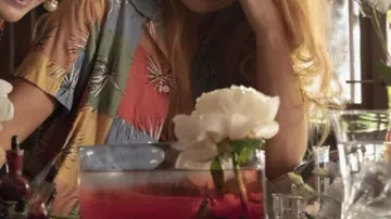 Obtenez le look de It Ends with Us Film : Blake Lively porte une chemise Colorblock pour jouer Lily Bloom