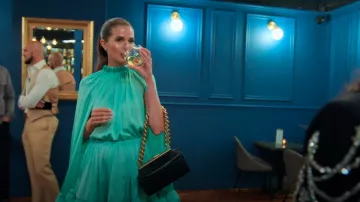 Stella McCartney Sac à bandoulière moyen à chaîne épaisse porté par Jessica Markowski comme on le voit dans Owning Manhattan (S01E08)