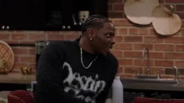 Célèbre pull Destiny & Fate porté par Cam Watkins (Mitchell Edwards) comme on le voit dans All American : Homecoming (S03E05)