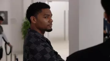 Chaqueta de mezclilla Damier distorsionada azul para mujer de Louis Vuitton usada por Jessie 'JR' Raymond (Sylvester Powell) como se ve en All American: Homecoming (S03E05)