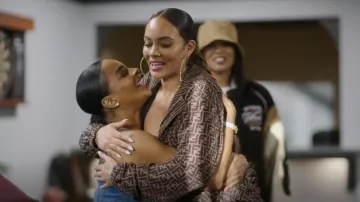 Cortavientos de nailon marrón Blouson de Fendi usado por Evelyn Lozada como se ve en Basketball Wives (T11E19)