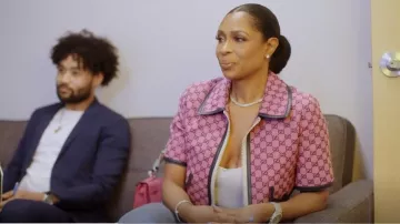 Chaqueta de manga corta Gucci Gg-Motif en rosa usada por Jennifer Williams como se ve en Basketball Wives (T11E19)