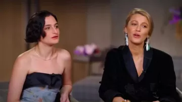 Vestido de cóctel Markarian Alondra Strapless Column usado por Jenny Slate como se ve en Today el 6 de agosto de 2024