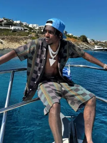 Louis Vuitton Multicolor Allover Large Damier Knit Shorts usados por Jeremie Frimpong en la cuenta de Instagram @footballerfits