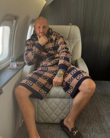 Ferragamo Mules Gancini de ante marrón oscuro usados por Conor McGregor en la cuenta de Instagram @thenotoriousmma