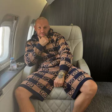 Short en maille rayée beige et marine Gucci porté par Conor McGregor sur le compte Instagram @thenotoriousmma