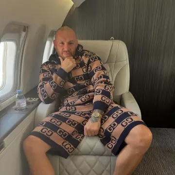 Gucci Beige & Navy Striped Knit Shorts worn by Conor McGregor on the Instagram account @thenotoriousmma