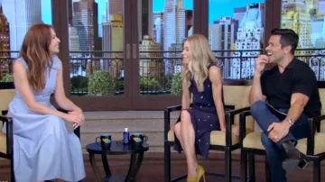 Roland Mouret Robe midi en popeline de coton avec nœud porté par Minnie Driver comme on le voit dans LIVE with Kelly and Mark le 1er août 2024