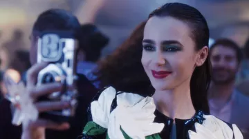 Emily en el armario de París: Emily Cooper (Lily Collins) lleva un vestido floral de Balmain en la temporada 4