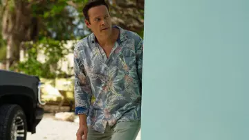 Outfits of Bad Monkey: Vince Vaughn wears Blue Hawaiian Shirt by Tommy Bahama to play Andrew Yancy in season 1, episode 6