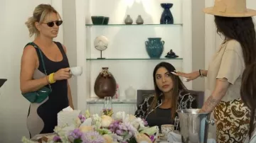 Chanel Caviar Matelassé Business Affinity Waist Belt Bag Dark Turquoise porté par Caroline Stanbury comme on le voit dans The Real Housewives of Dubai (S02E09)