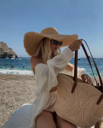 Gafas de sol Celine Triomphe 01 en acetato usadas por Leonie Hanne en su publicación de Instagram el 5 de agosto de 2024