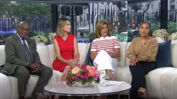 Vestido altuzarra con cuello en V hasta la rodilla usado por Savannah Guthrie como se ve en Today el 7 de agosto de 2024