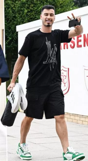 Camiseta Louis Vuitton Negra 'LV Frequency' usada por Gabriel Martinelli en la cuenta de Instagram @arsenalinside_