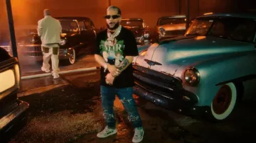 T-Shirt Amiri Black Cherub Palms Logo porté par Casper Mágico en Nio Garcia, Casper Magico & IZaak - Un Zippy (Vidéo Oficiale)