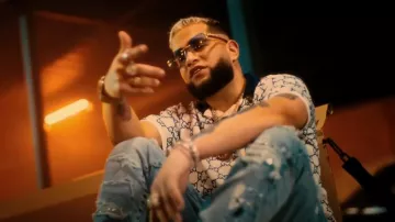 Jeans 'Destroy' en cristal peint indigo d’argile Amiri porté par Casper Mágico dans Nio Garcia, Casper Magico et IZaak - Un Zippy (Vidéo Officielle)