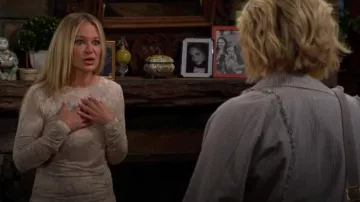 Top Vince Marble Crew usado por Sharon Newman (Sharon Case) como se ve en The Young and the Restless el 31 de julio de 2024