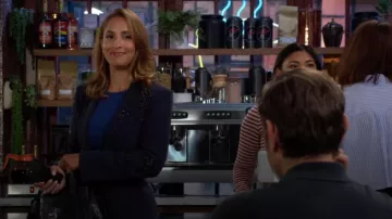 Cinq a Sept Cheyenne Rhinestone Adornado con blazer usado por Lily Winters (Christel Khalil) como se ve en The Young and the Restless el 31 de julio de 2024