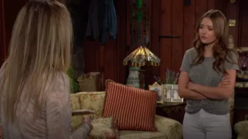 Camiseta Aqua Twist-Front usada por Faith Newman (Reylynn Caster) como se ve en The Young and the Restless el 31 de julio de 2024