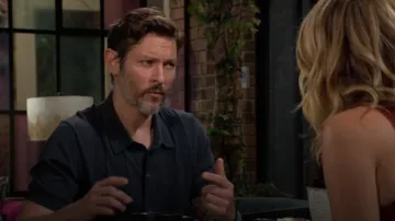 Polo de tapeta completa acanalado de seda y algodón de Todd Snyder usado por Daniel Romalotti (Michael Graziadei) como se ve en The Young and the Restless el 1 de agosto de 2024