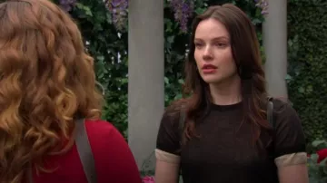 Suéter de mezcla de algodón de manga corta de doble capa Vince usado por Tessa Porter (Cait Fairbanks) como se vio en The Young and the Restless el 2 de agosto de 2024