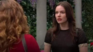 Pull Vince Double Layer à manches courtes en mélange de coton porté par Tessa Porter (Cait Fairbanks) comme on le voit dans Les Feux de l’Amour le 2 août 2024