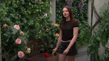 Pantalones cortos de mezclilla Iro Gennya usados por Tessa Porter (Cait Fairbanks) como se ve en The Young and the Restless el 2 de agosto de 2024